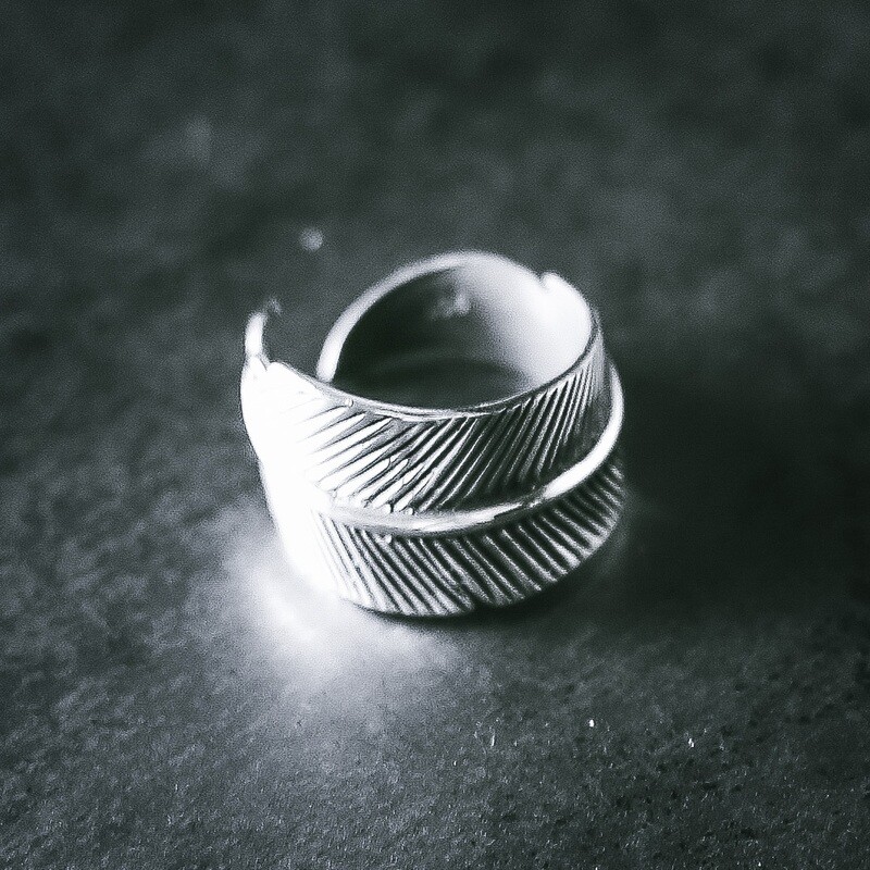 Anillo con diseño de pluma. 