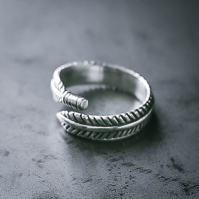 Anillo para hombre en forma de pluma.