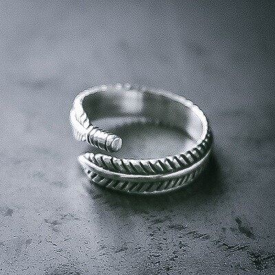 Anillo para hombre en forma de pluma.