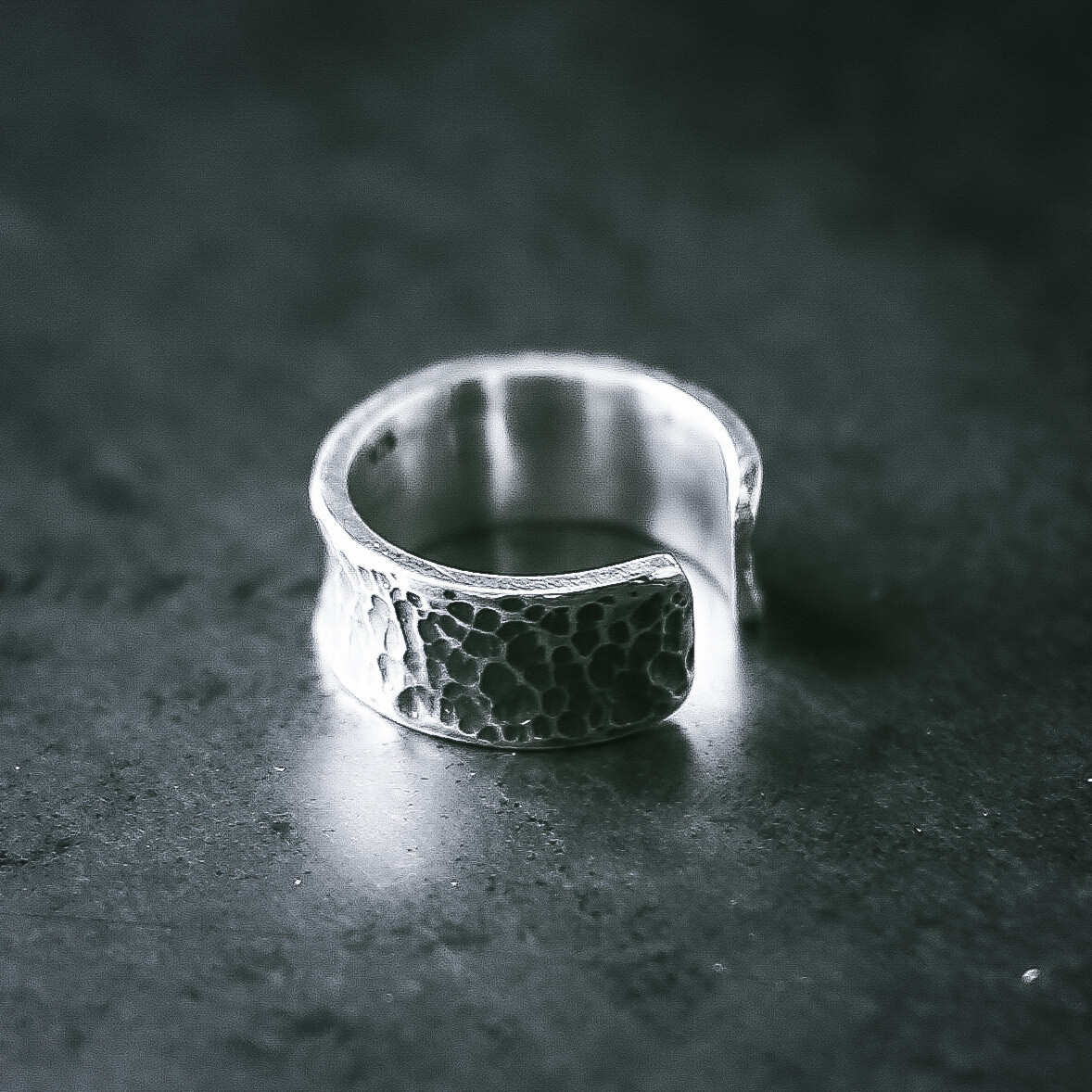 Anillo de plata diseñado para hombres. 