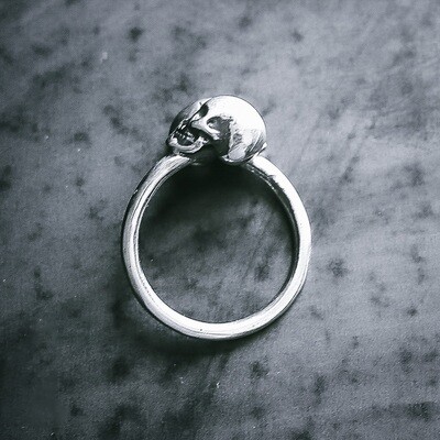 Anillo de hombre con calaveras. 