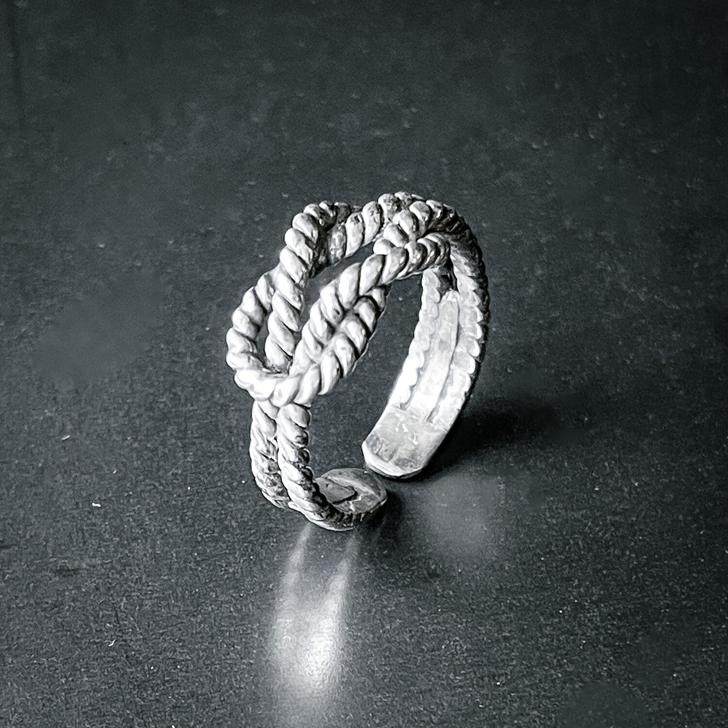 Anillo de hombre con diseño en plata. 