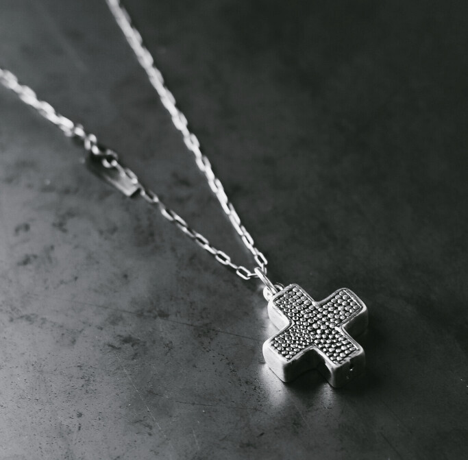 Colgante de Hombre con diseño de cruz griega. 