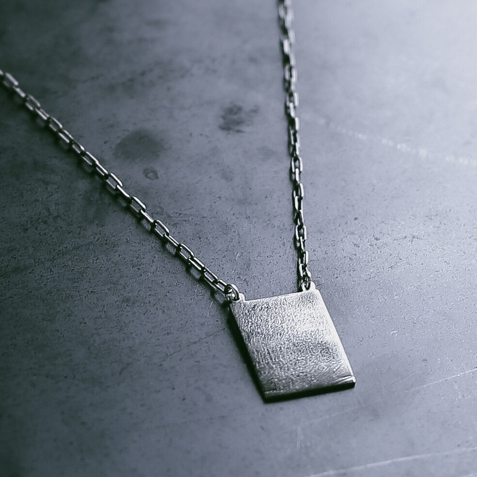 Collar de Hombre con medalla rectangular.
