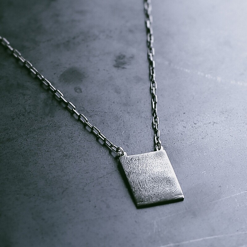 Collar de Hombre con medalla rectangular.