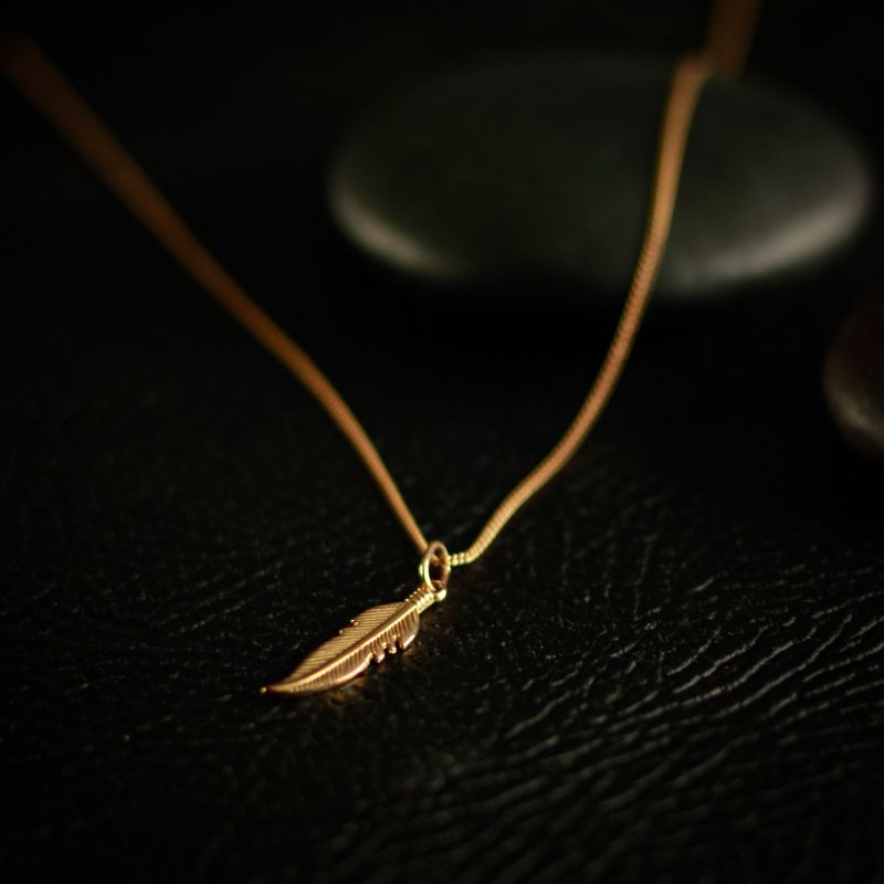 Dije pluma LIBERTY oro 18k 