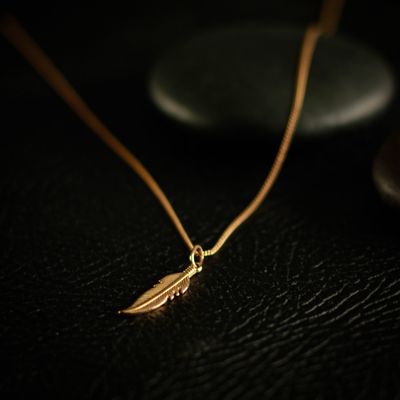 Dije pluma LIBERTY oro 18k 