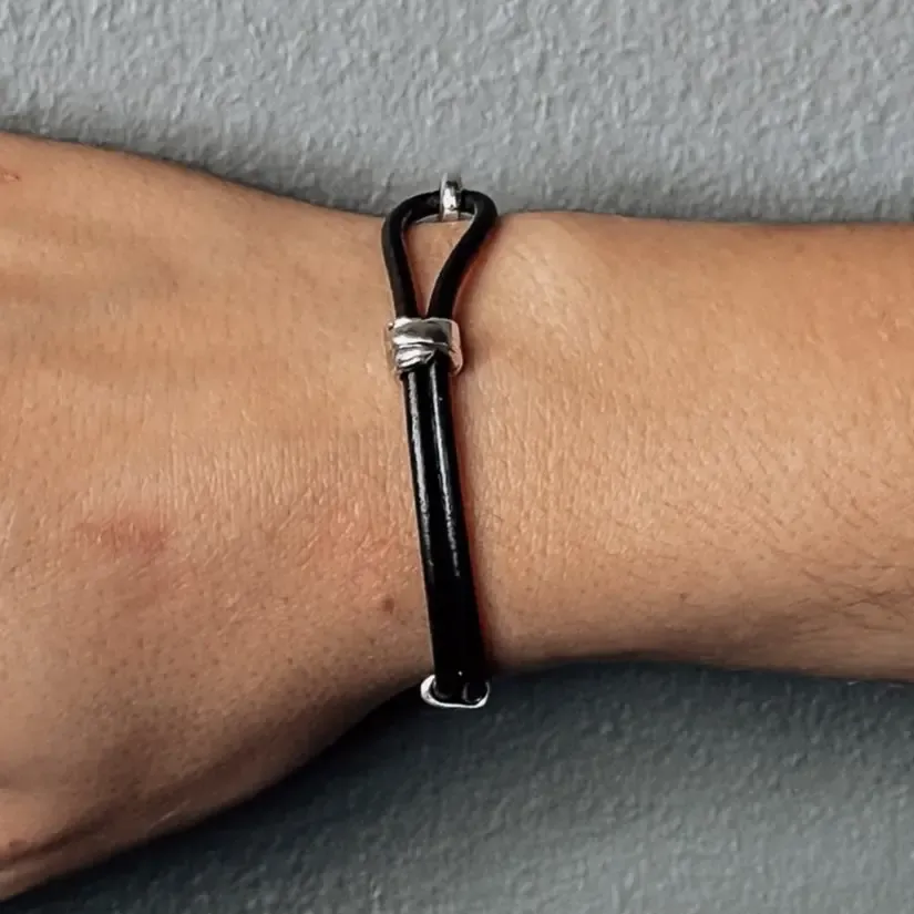 Pulsera Cuero MANTRA, Color: Negro