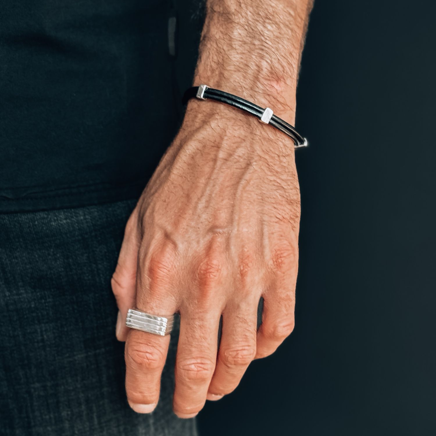 Pulsera Cuero QUINQUELA, Color: Negra