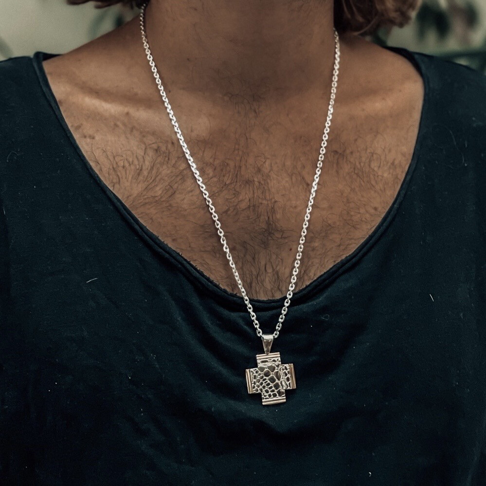 Cruz de Plata, modelo griego con detalles en dorado.