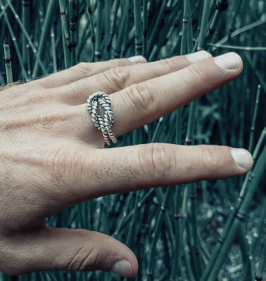 Anillo de plata para hombre con diseño regulable. 