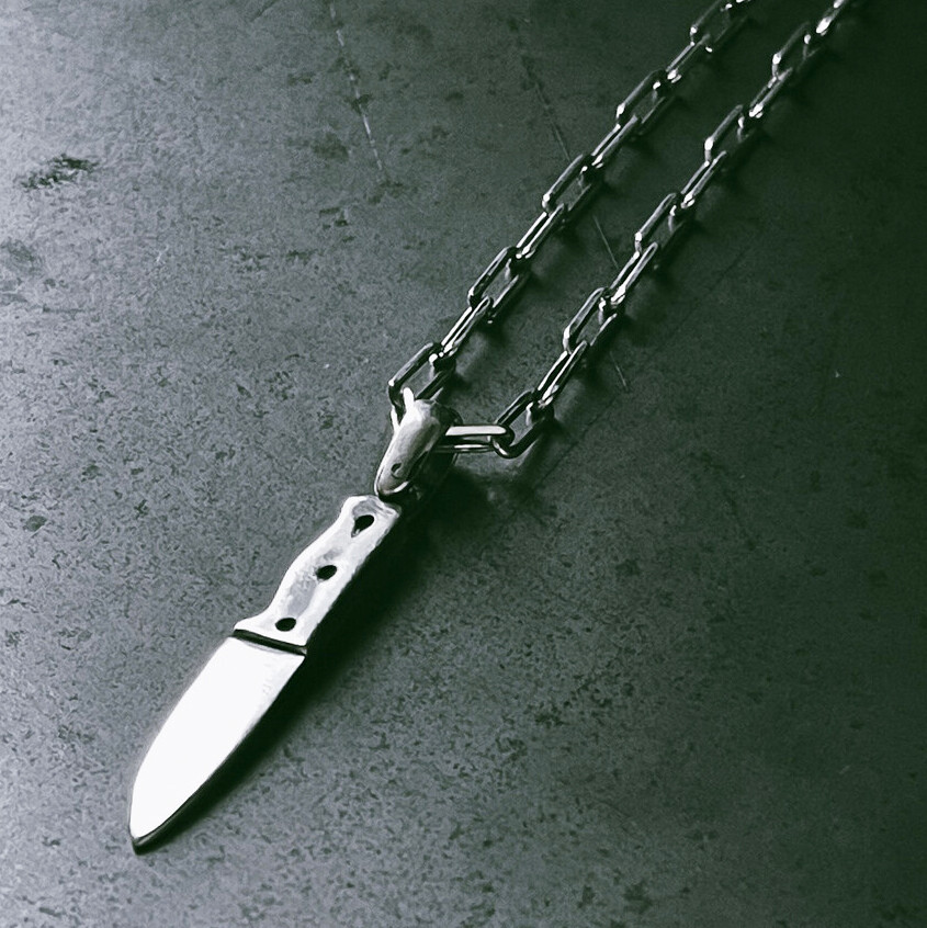 Colgante de Hombre con diseño de cuchillo. 