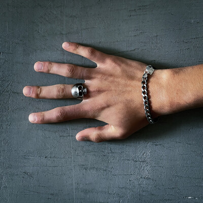 Anillo de plata 950 con estructura maciza. 