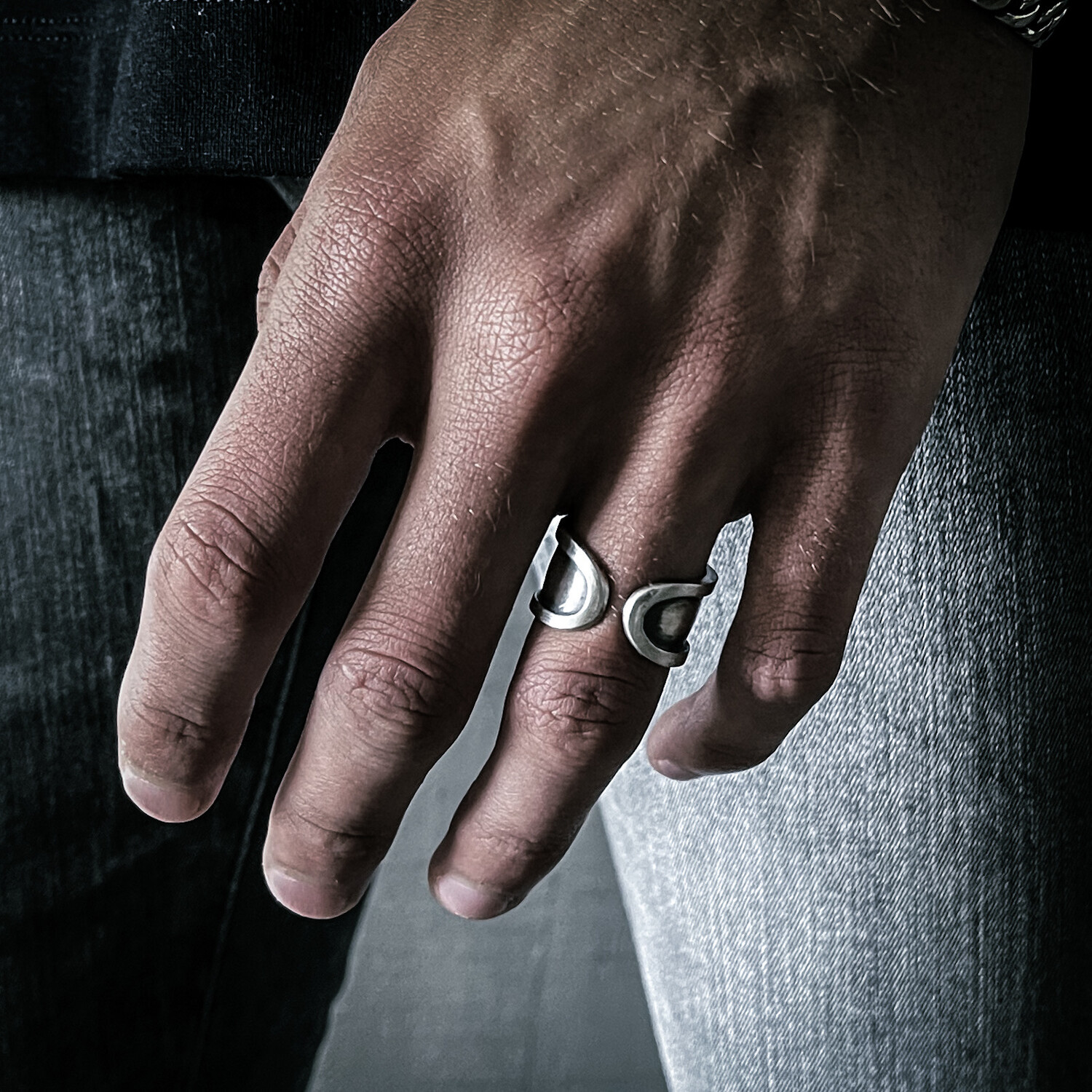 Anillo de hombre con diseño doble. 