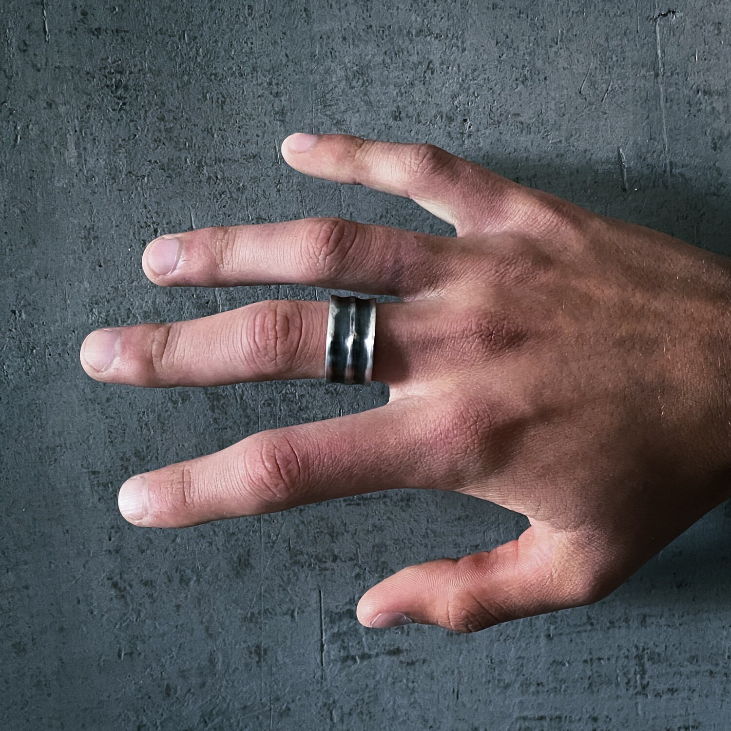 Anillo de plata para Hombre diseño con líneas. 