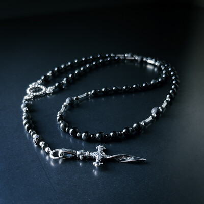 Rosario de Plata 950 con cuentas de obsidianas negras y piedras volcánicas.