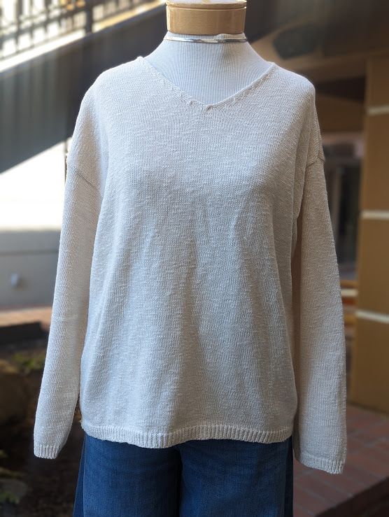 Avalin V Neck in Slub Sweater in Natural