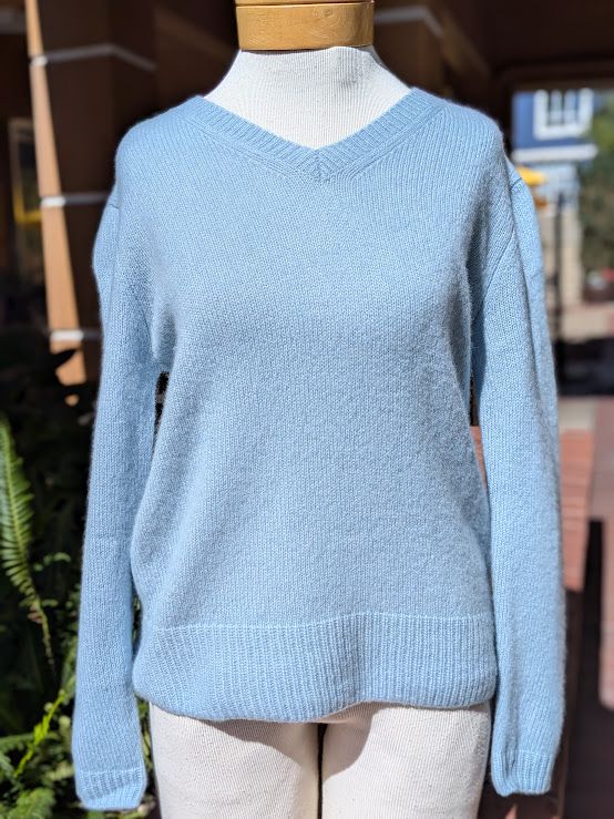 Estheme Cashmere Silk V-Neck Sweater in Azurin