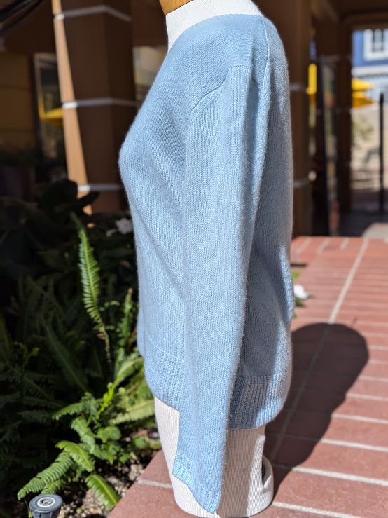 Estheme Cashmere Silk V-Neck Sweater in Azurin