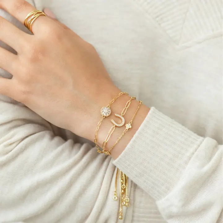 Splendid Iris Horseshoe Pulley Bracelet in Gold