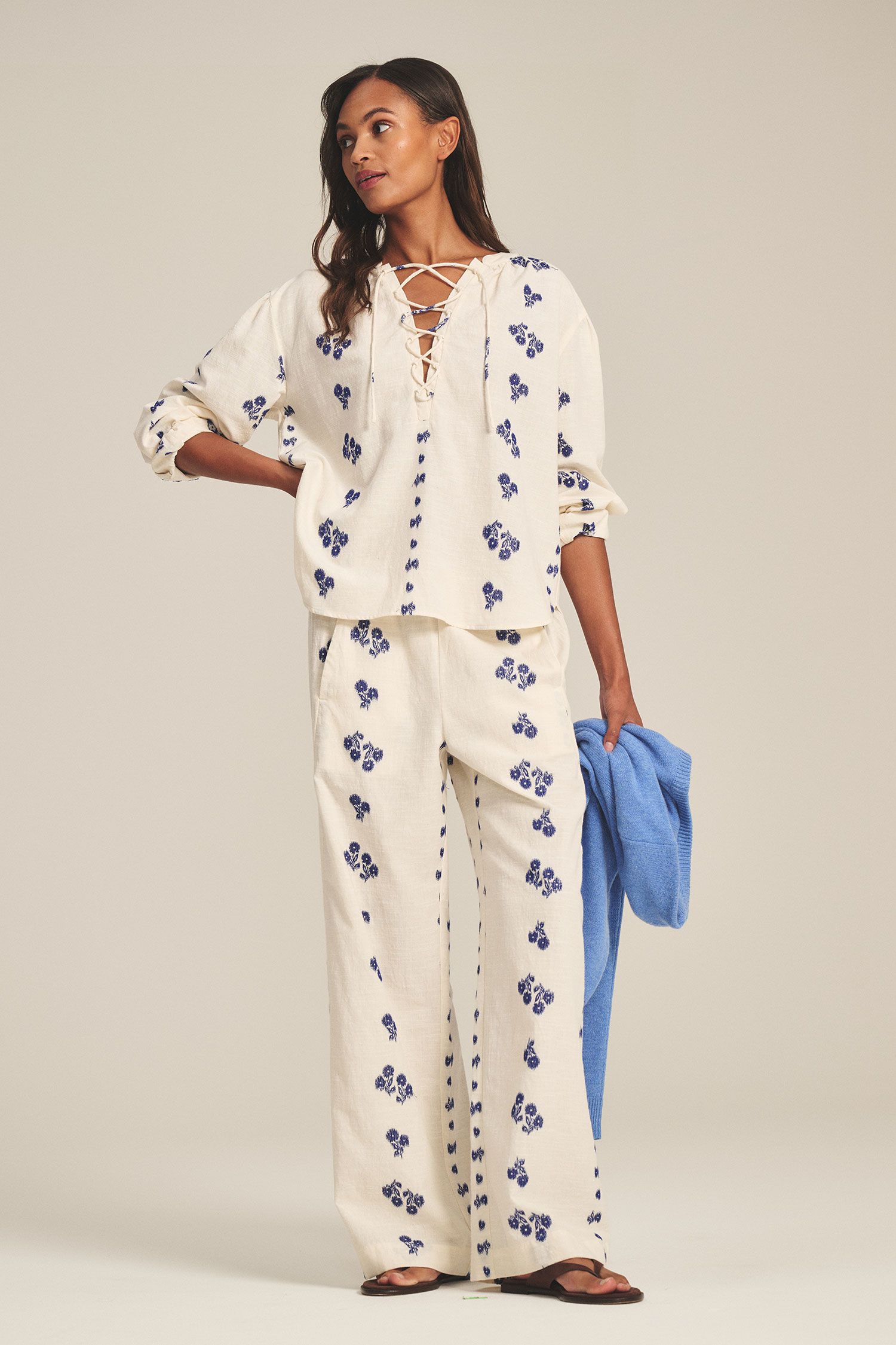 Velvet Nellie Floral Cotton Jacquard Pant in Cream/Cobalt