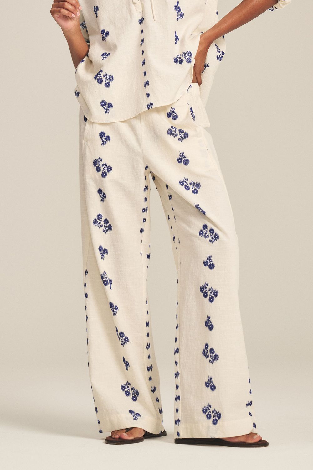 Velvet Nellie Floral Cotton Jacquard Pant in Cream/Cobalt