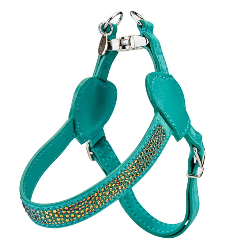 Hochwertiges Hundegeschirr VOLCANO aus Wildleder, Futter aus weichem italienischem Kalbsleder, Swarovski-Steine, goldene Beschläge. Farbe: smaragd-grün Hochwertiges Hundegeschirr VOLCANO aus Wildleder, Futter aus weichem italienischem Kalbsleder, Swarovski-Steine, goldene Beschläge. Farbe: smaragd-grün