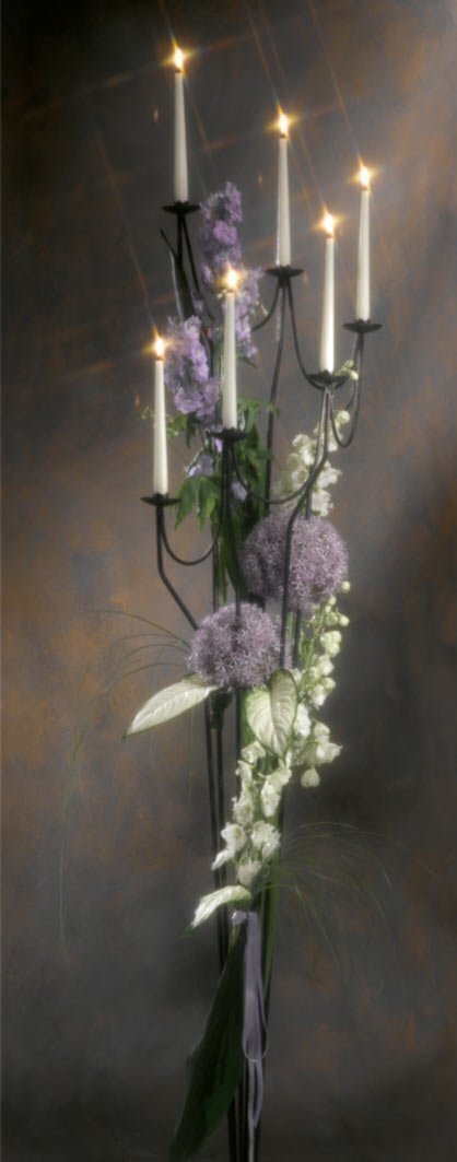 Candelabro ramificado con flores enrolladas