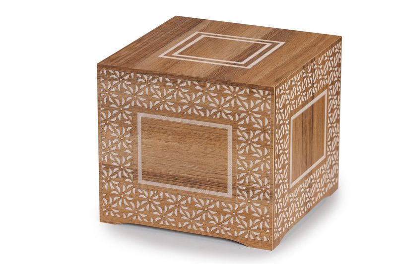 Urna de madera con acabado en nogal y flores