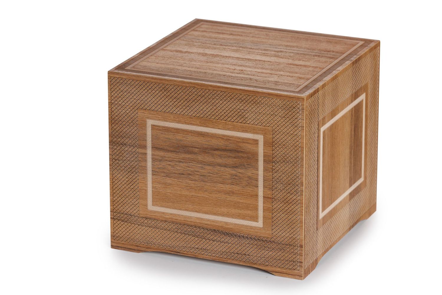 Urna de madera con acabado en nogal y relieve de cuadrados