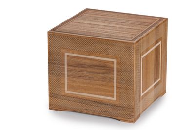 Urna de madera con acabado en nogal y relieve de cuadrados Urna de madera con acabado en nogal y relieve de cuadrados