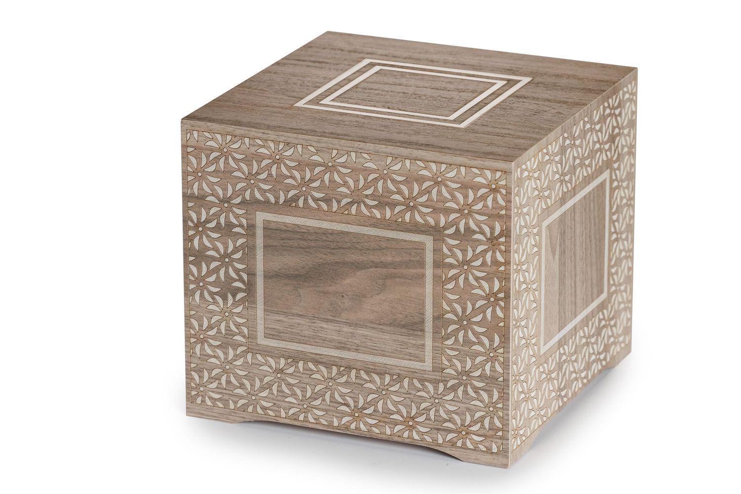 Urna de madera con acabado en roble y flores