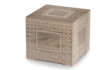 Urna de madera con acabado en roble y flores Urna de madera con acabado en roble y flores