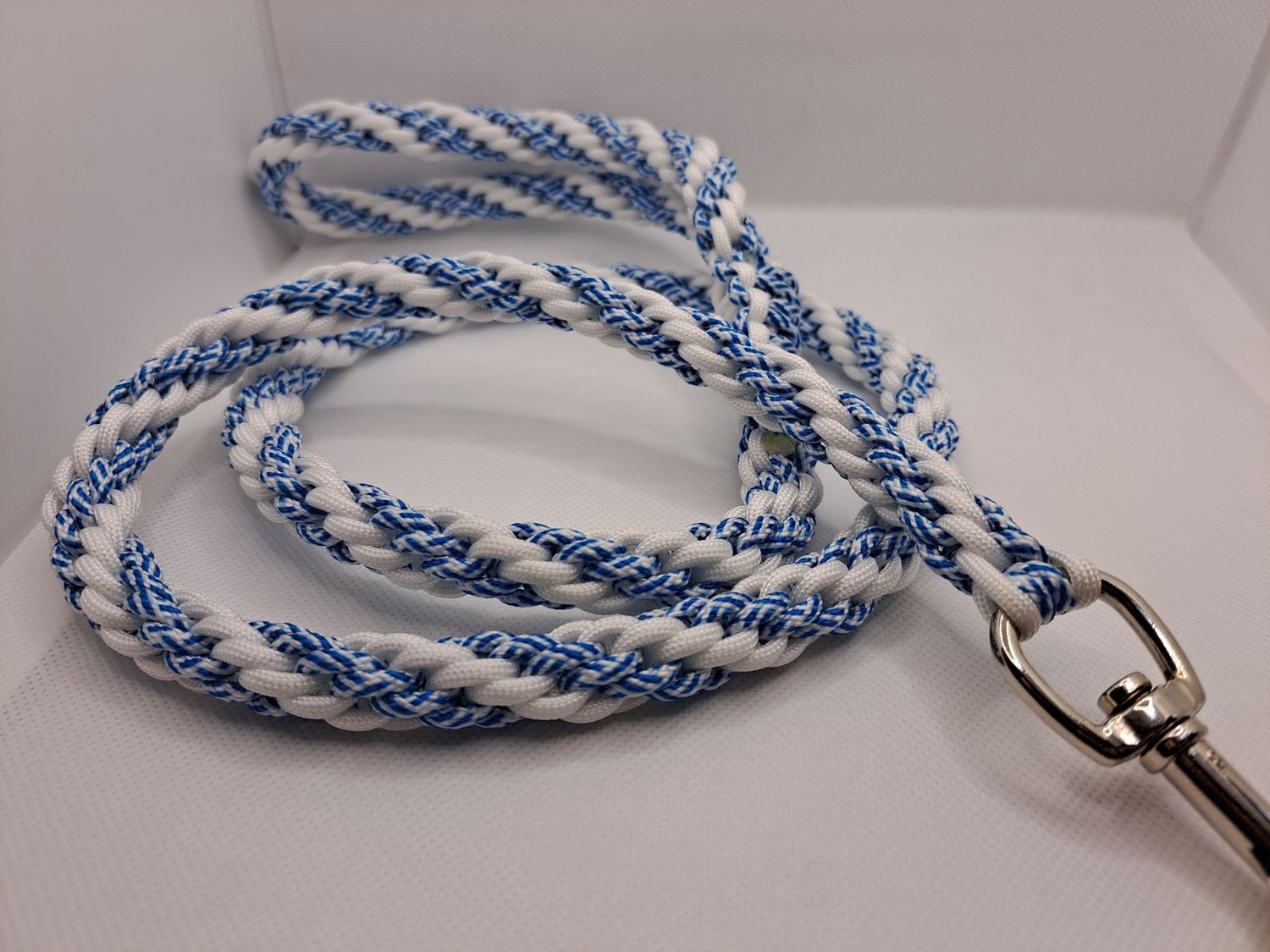 Blue and white round