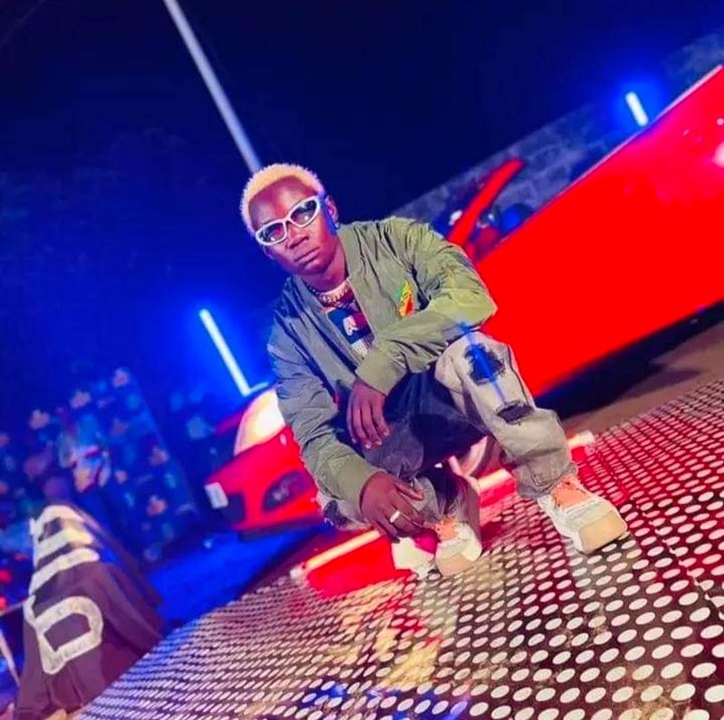 L'artiste MC Baba, originaire du 🇨🇬, porte un sweat mixte LMCB.