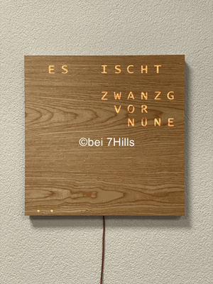 Wand-Uhr in liechtensteinischem Dialekt