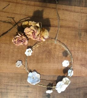 Couronne Fil de fer et porcelaine