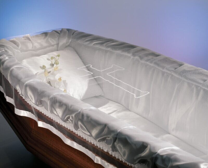 Voile couvrant le défunt avec croix et ruban de satin blanc