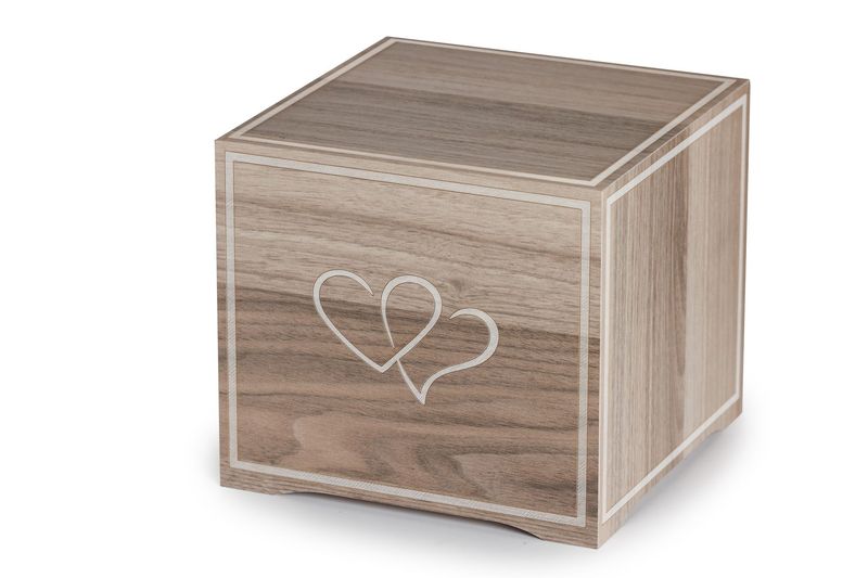 Urne en bois – finition chêne avec cœurs