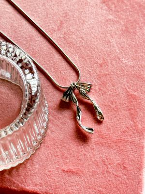 Evelyn Silver Ribbon Necklace