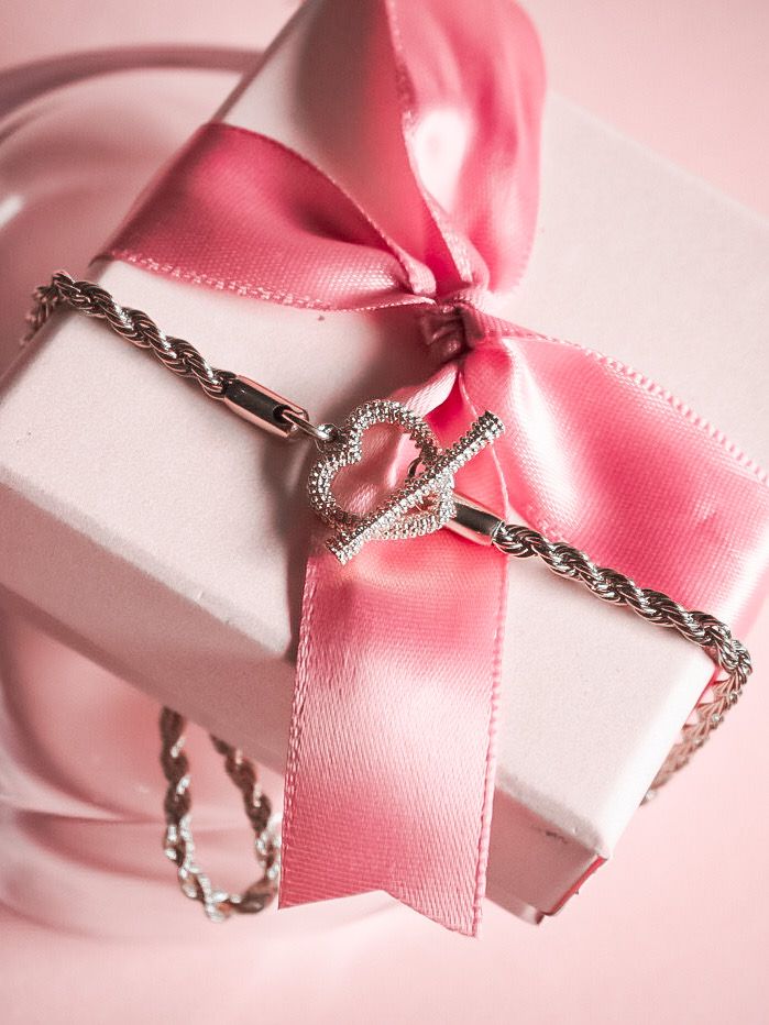 Holly Knot Silver Necklace