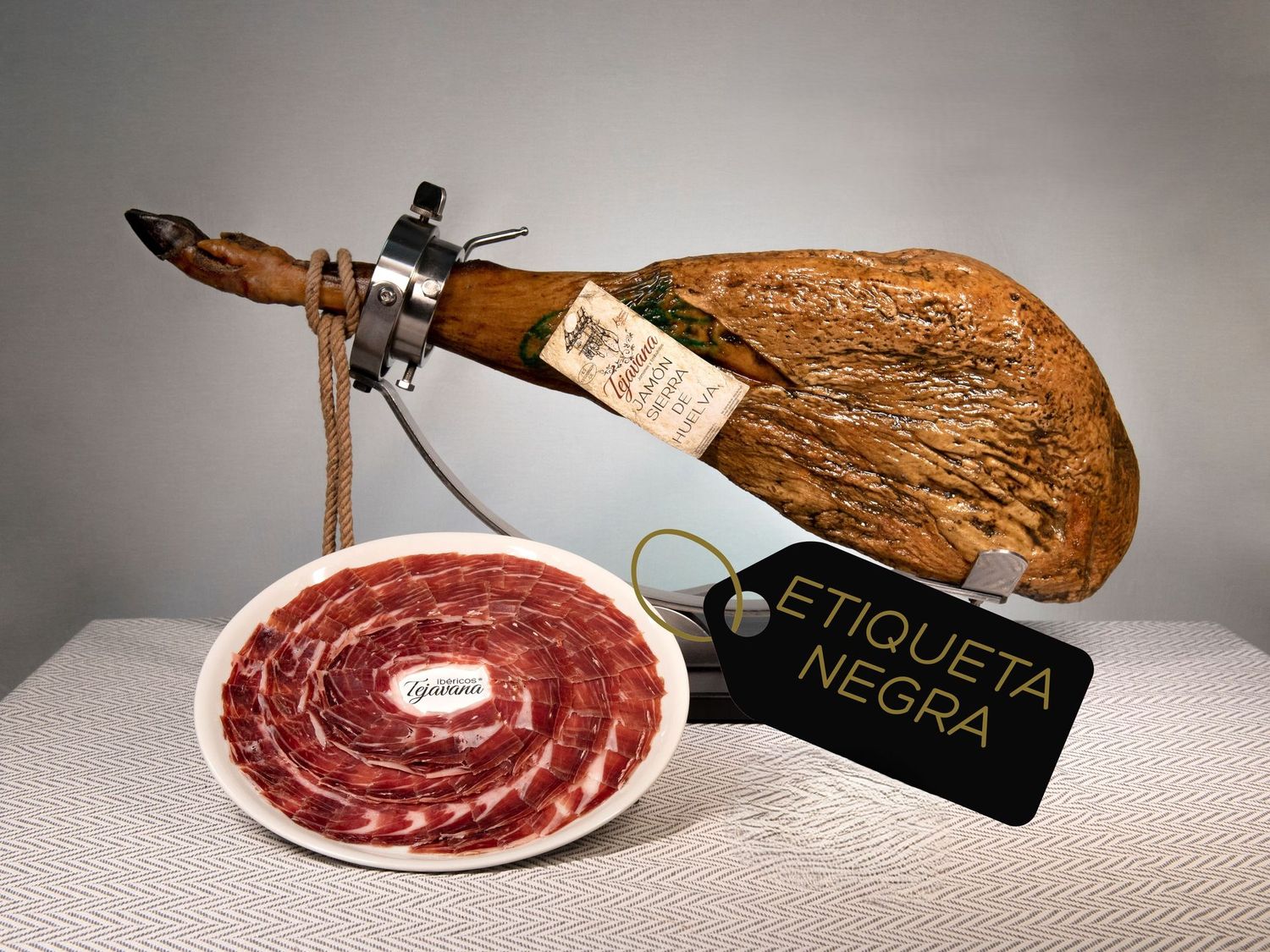 Jamones Sierra de Huelva Alimentado en LIBERTAD CON PASTOS NATURALES