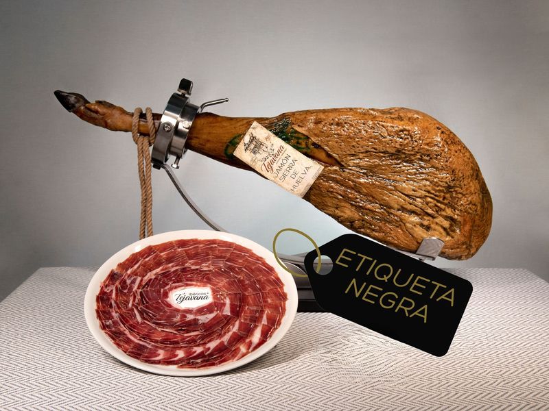 Jamones Sierra de Huelva Alimentado en LIBERTAD CON PASTOS NATURALES