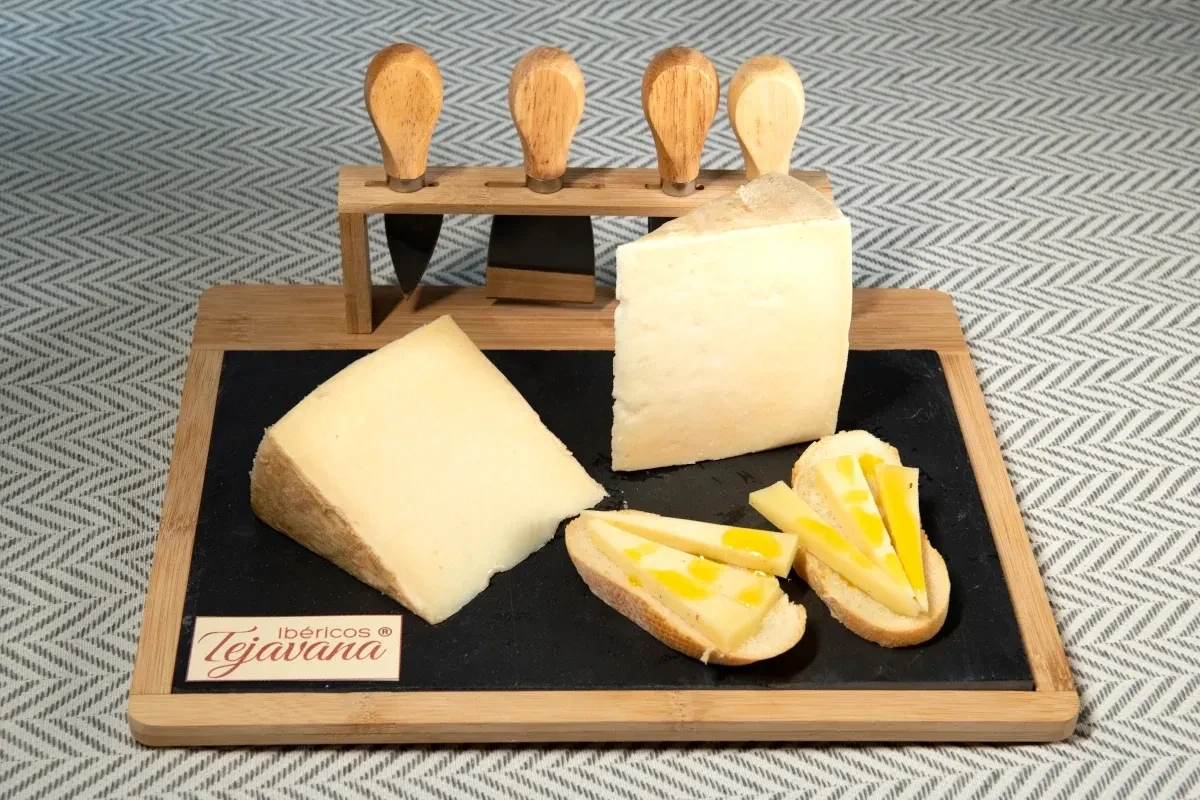 Queso de Oveja Curado en Cuña 1 kg | Ibéricos Tejavana Queso de Oveja Curado en Cuña 1 kg | Ibéricos Tejavana
