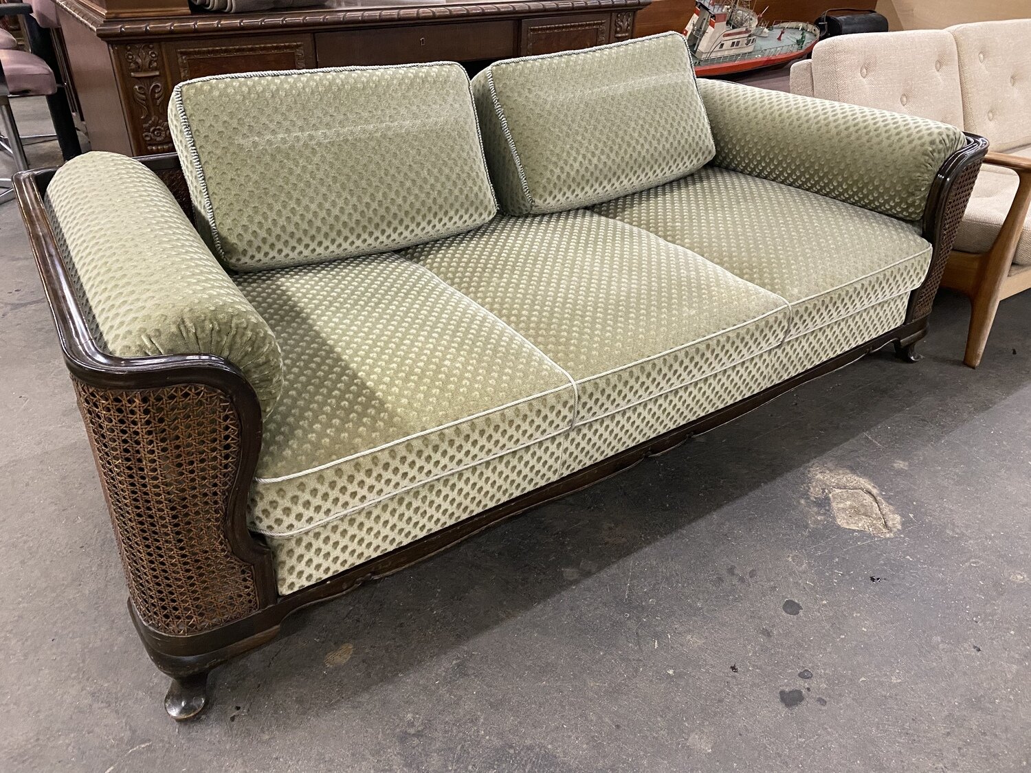 Samtsofa mit Wiener Geflecht
