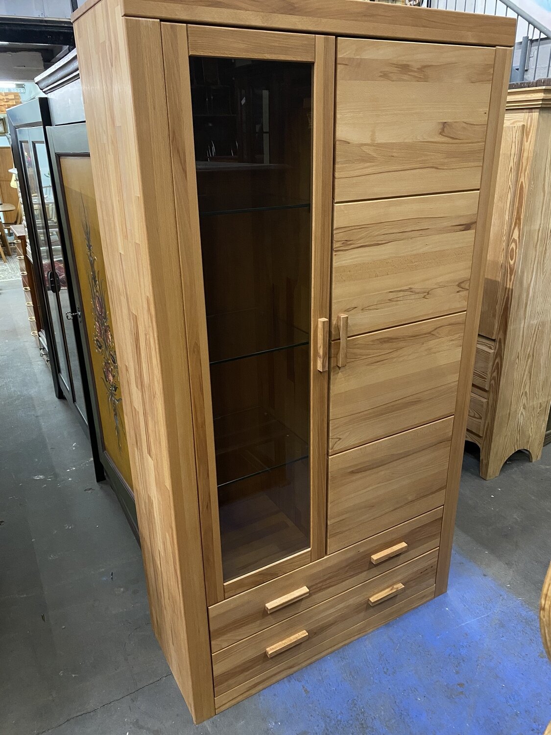 Schrank Vitrinenschrank