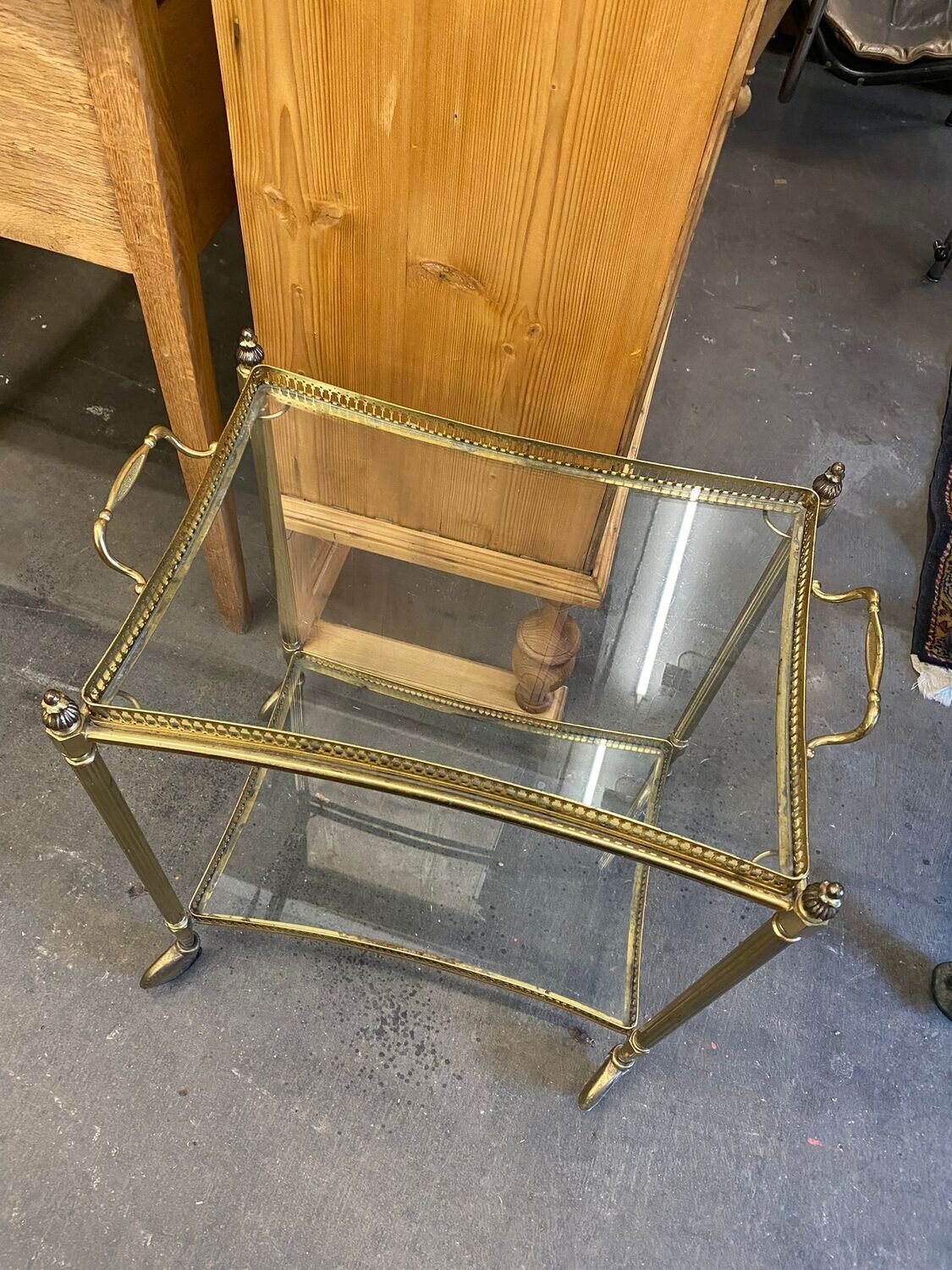 Servierwagen mit abnehmbaren Tablett