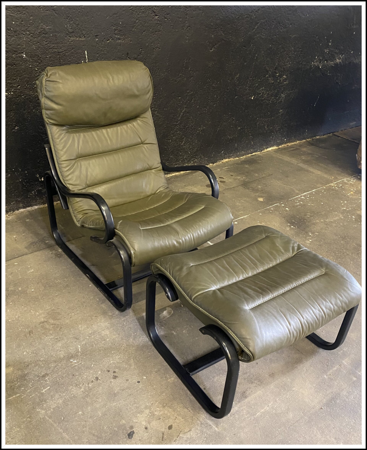 Sessel mit Hocker
