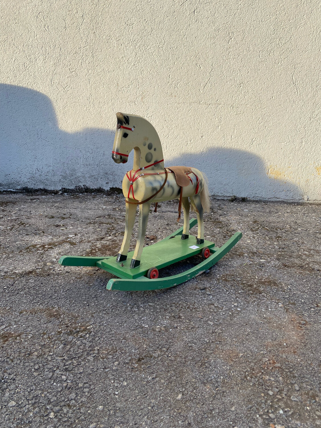 Altes Schaukelpferd mit Fahrfunktion