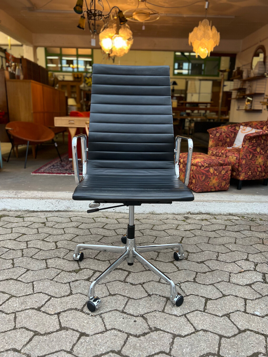 Vitra Eames Aluminium Chair EA 119 Bürostuhl Chrom Leder Hohe Lehne